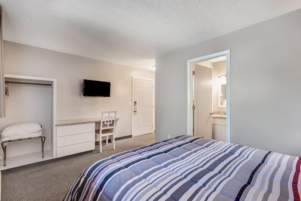 Bend Riverside Inn & Suites - photo 36