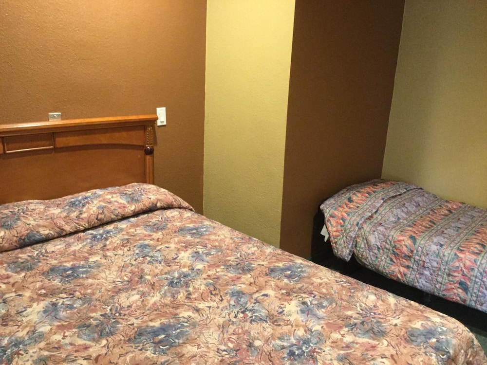 Beverly Inn - photo 15