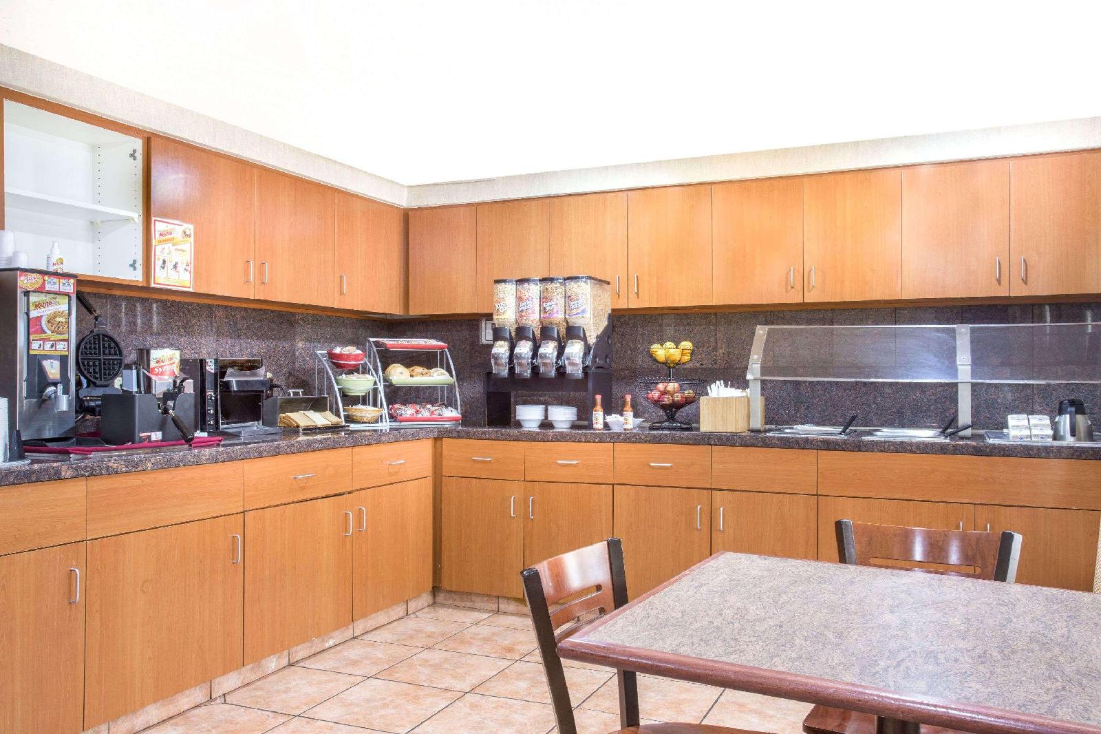 Hawthorn Suites by Wyndham Tempe - photo 16