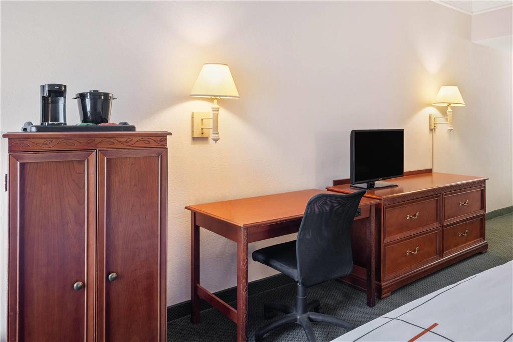 La Quinta Inn and Suites Fort Myers I 75 - photo 12