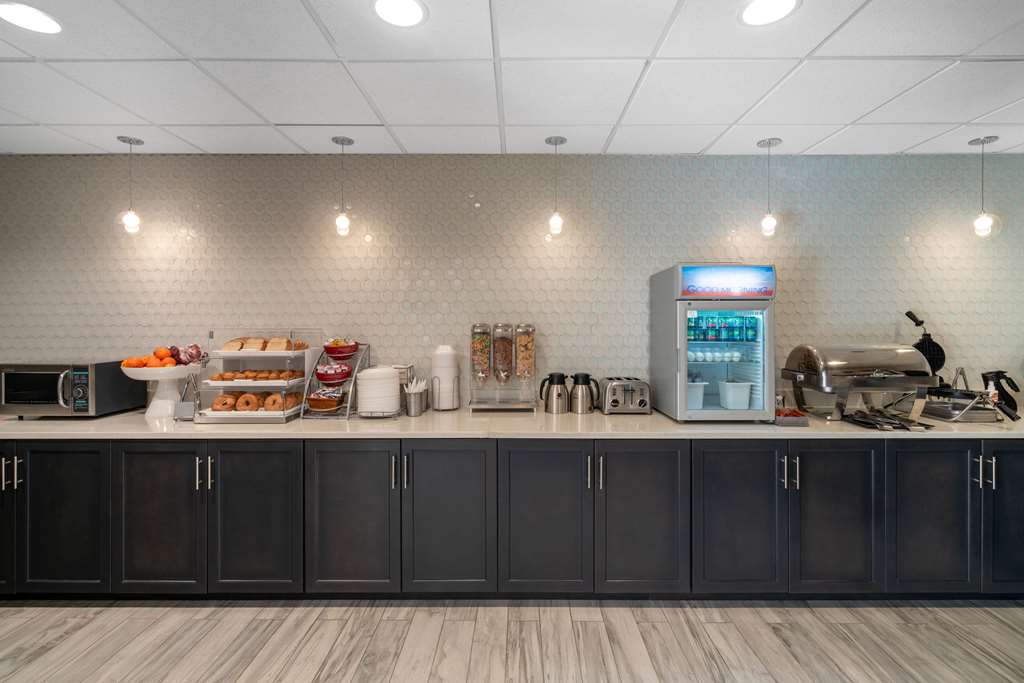 La Quinta Inn & Suites by Wyndham Raleigh Downtown North - photo 26