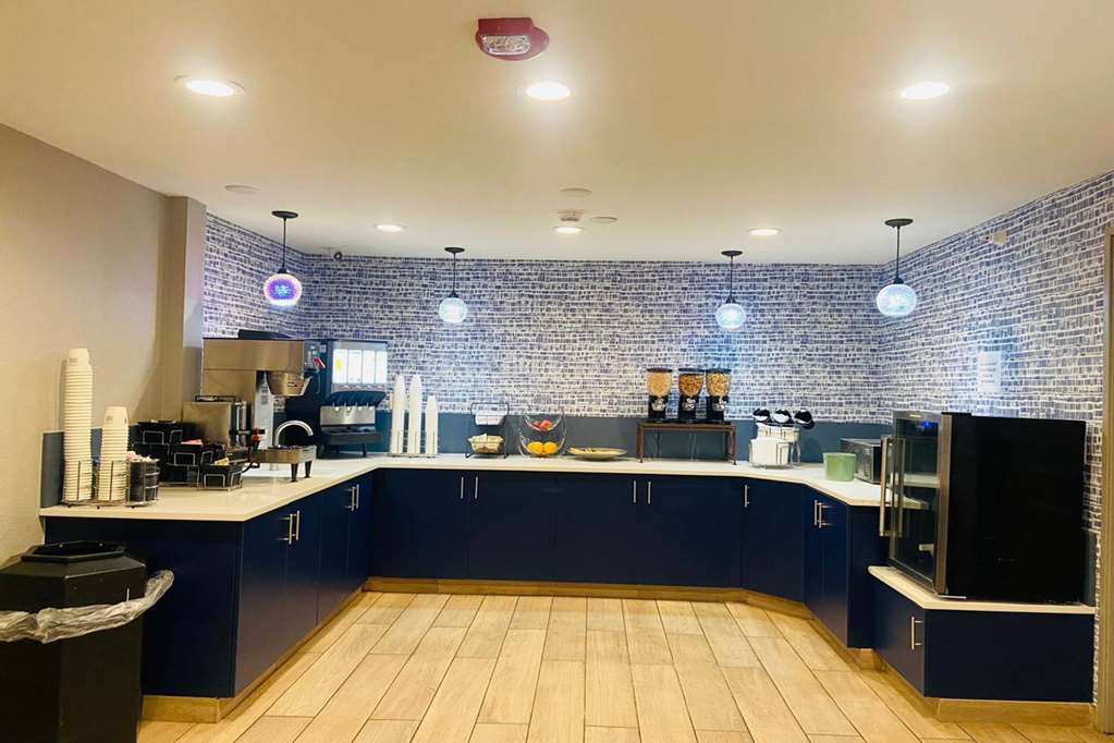 AmericInn by Wyndham Glendale Milwaukee - photo 8