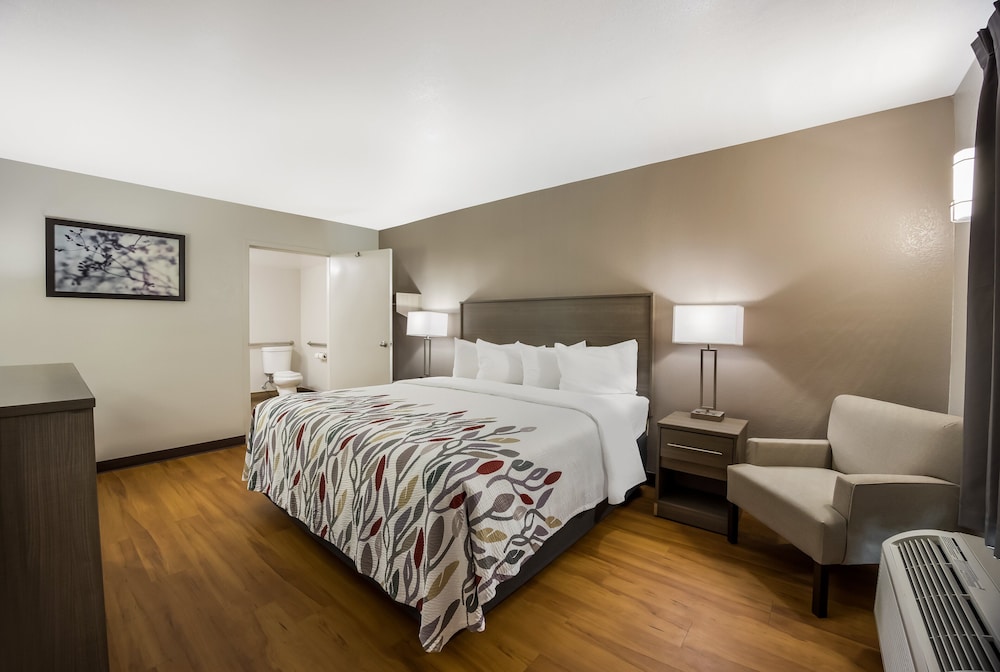 Red Roof Inn & Suites Thomasville - photo 9