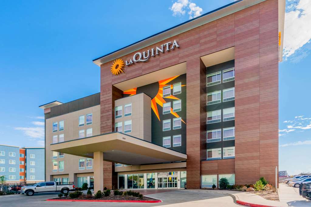 La Quinta Inn & Suites by Wyndham Oklahoma City Airport - photo 3