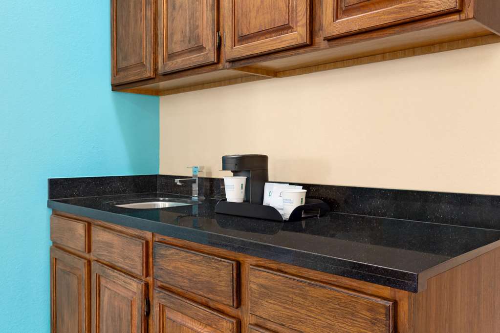 Howard Johnson by Wyndham Waterloo Cedar Falls - photo 23