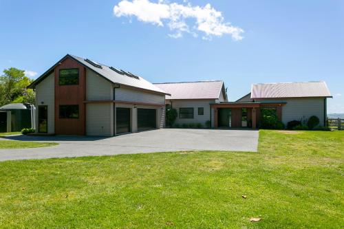 Lake Taupō Hideaway Apartment — 4-Star Luxury Hotel in Taupo, New Zealand