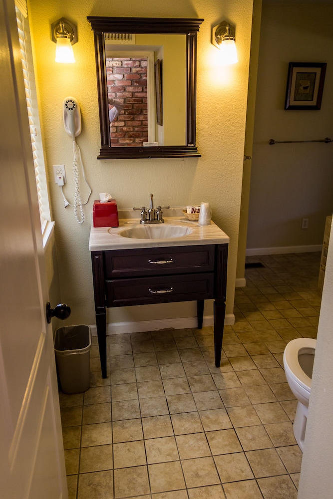 Charm Motel & Suites - photo 62