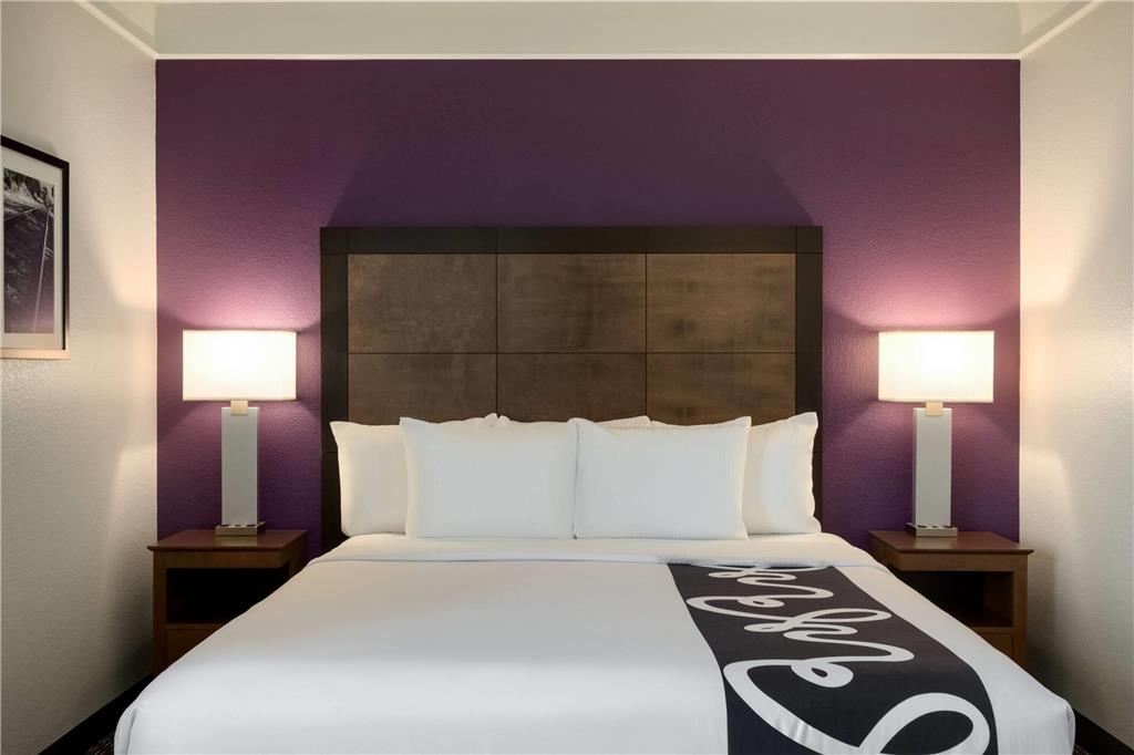 La Quinta Inn & Suites by Wyndham Arlington North 6 Flags Dr - photo 33