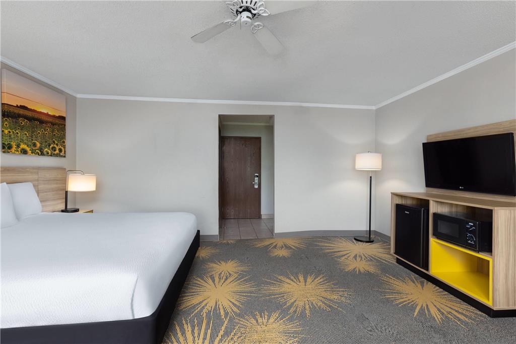 Days Inn & Suites by Wyndham Kansas City South - photo 21