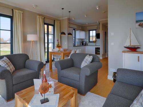 Reetland am Meer Premium Reetdachvilla mit 3 Schlafzimmern Sauna und Kamin E24 in Dranske, Germany