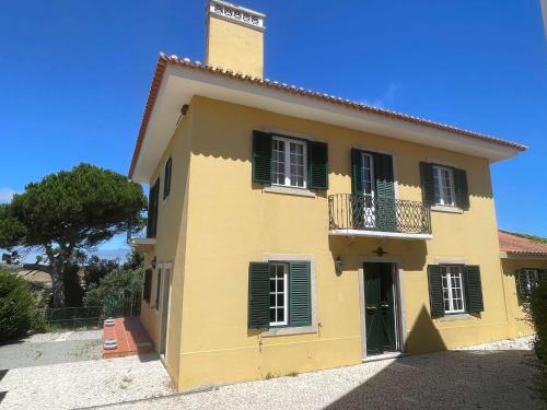 Elegant Villa Mello with Beautiful Outdoor Area — 4-Star Luxury Hotel in Lourinha, Portugal