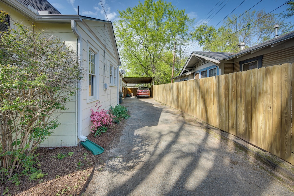 The Pink Azalea Tyler Home with Yard and Patio — 4-Star Luxury Hotel in Tyler, United States
