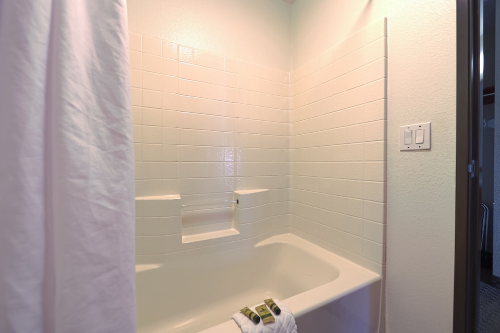 Siletz Bay Beachfront Hotel by OYO Lincoln City - photo 91