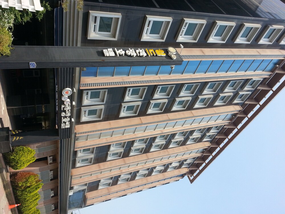 World Tourist Hotel — hotel in Hwaseong-Si