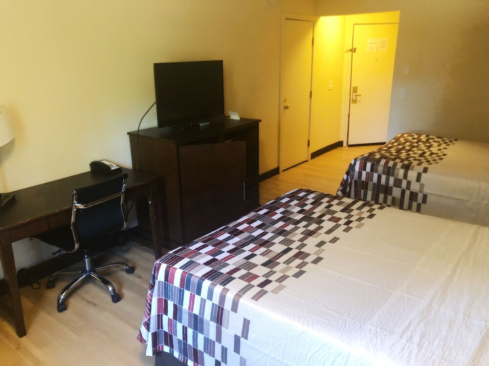 Evergreen Inn & Suites Portland - photo 11