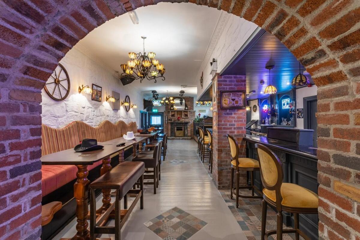 Patriot Bar HotTub Sleeps30 — 4-Star Luxury Hotel in Abbeyfeale, Republic of Ireland