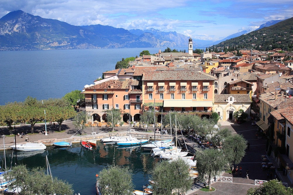 Albergo Gardesana — hotel in Torri Del Benaco