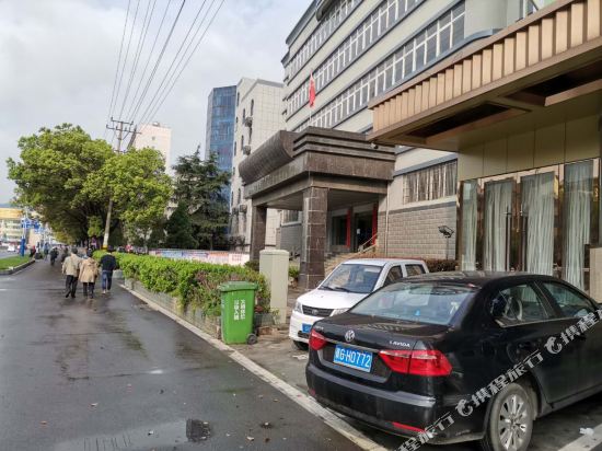 Renhe Hotel — hotel in Shuangzhong