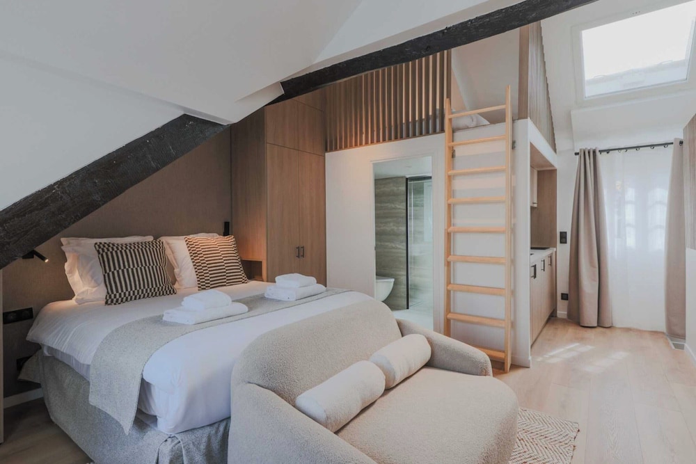 Charming and Intimate Apartment 2br 3p Louvre — 4-Star Luxury Hotel in Paris, France