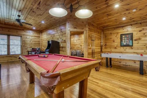 Lazy Bear Lodge Hot Tub Resort Pool WIFI 1089 FREE tickets each paid day Dollywood and More - photo 30