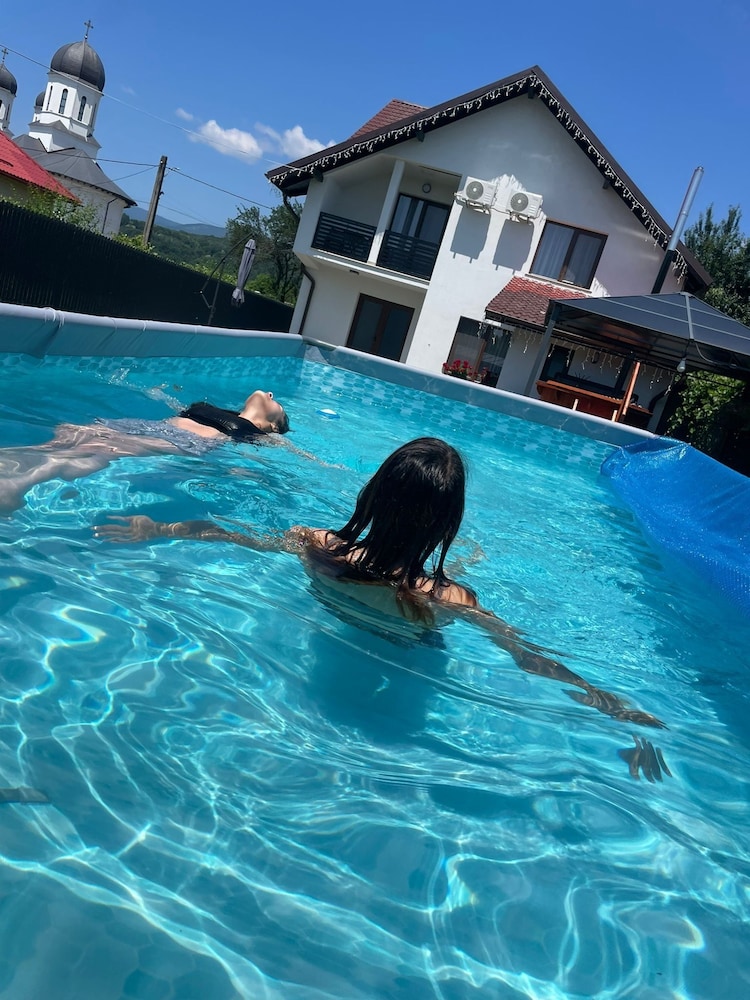 Casuta de pe Ses in Novaci, Romania