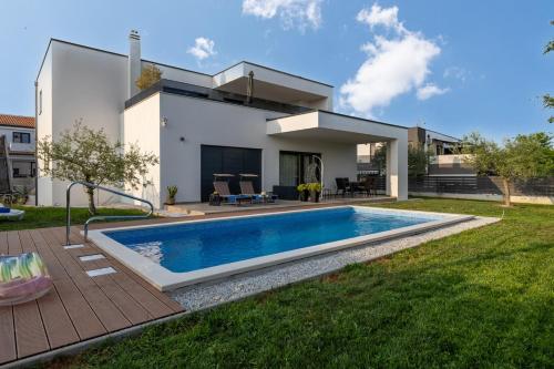 Modern apartment Ana with Jacuzzi and Pool — 4-Star Luxury Hotel in Porec, Croatia