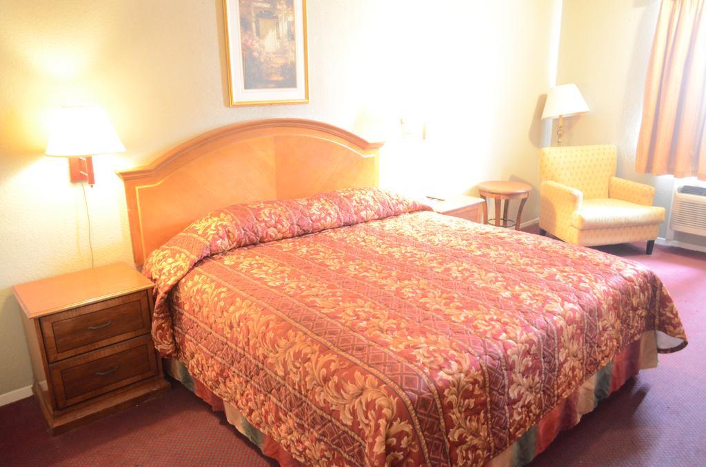 Red Carpet Inn Hornwood Drive - photo 5