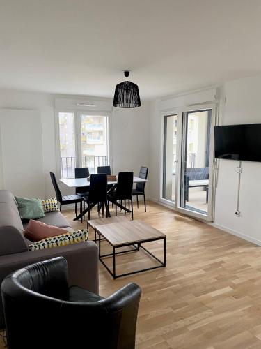 3 Pieces Tout Neuf de Haut Standing a 10mn de Paris Avec Terrasse Vue Sacre Coeur — hotel in Asnieres-Sur-Seine