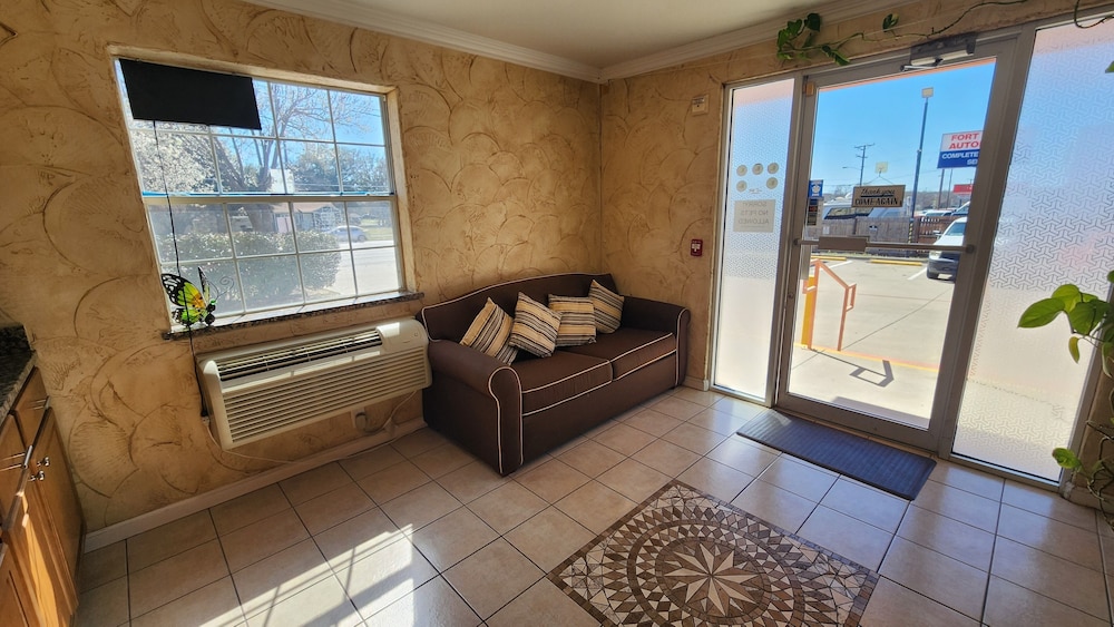 Benbrook Inn & Suites - photo 3