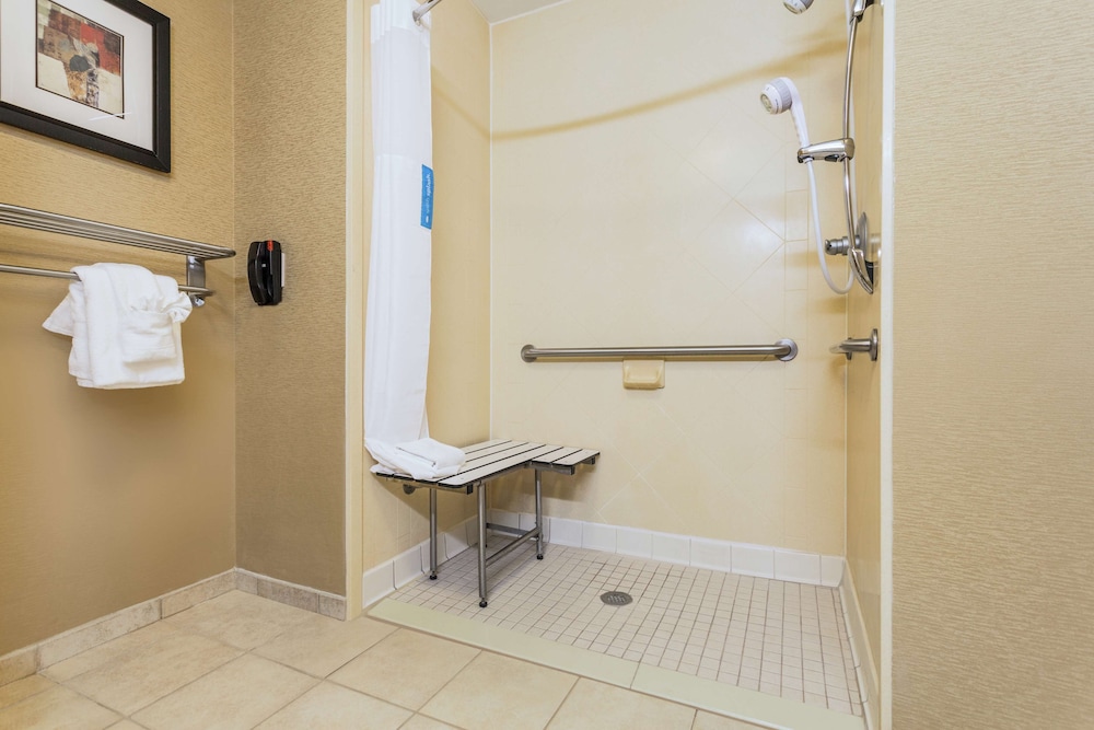 Hampton Inn Petersburg Southpark Mall - photo 16