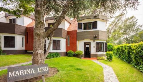 Dúplex completo con jardín y parking Centro Villa Gesell 5 huéspedes — 4-Star Luxury Hotel in Villa Gesell, Argentina