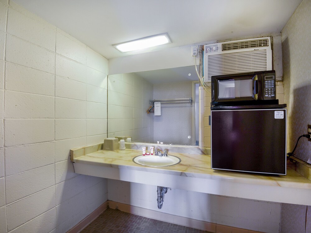 OYO Hotel Mauldin SC South Main Street - photo 18