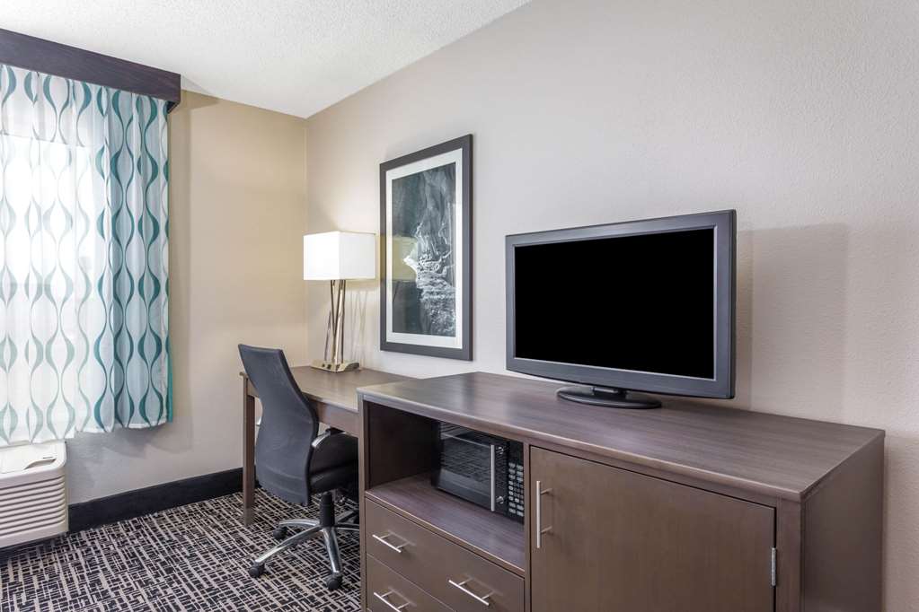 La Quinta Inn & Suites by Wyndham Hopkinsville - photo 30