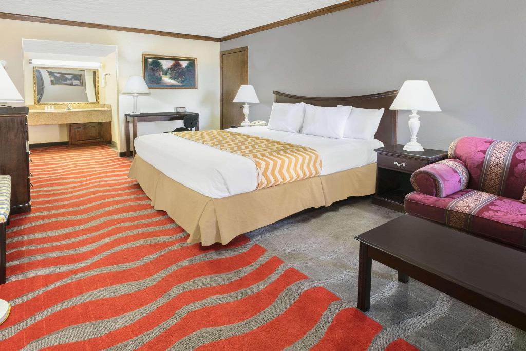 Travelodge Inn & Suites by Wyndham Norman - photo 13
