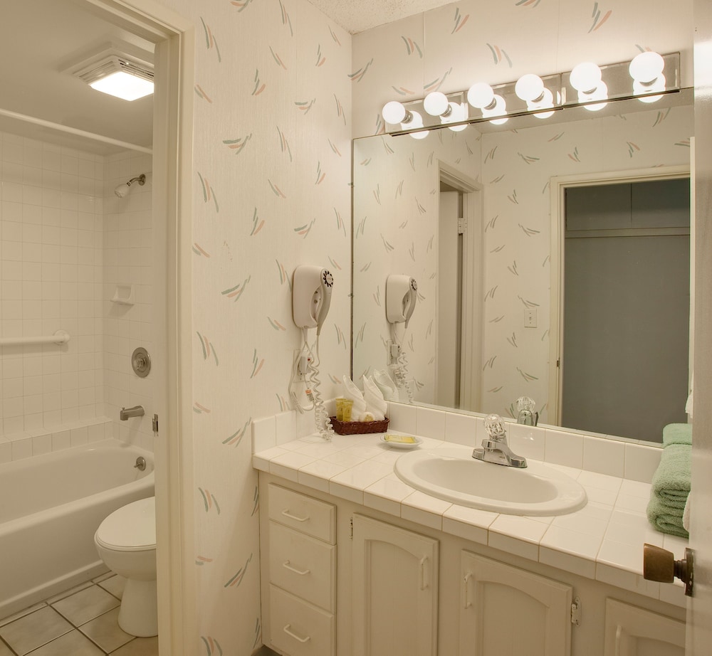 Lahaina Shores Beach Resort - photo 18