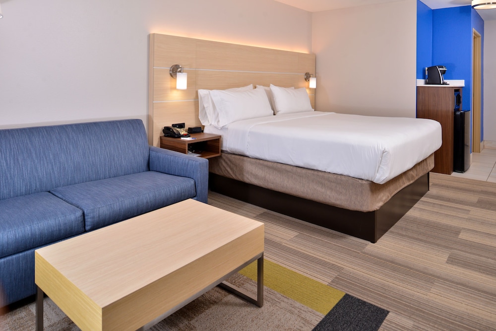 Holiday Inn Express & Suites Cincinnati Mason an IHG Hotel - photo 3