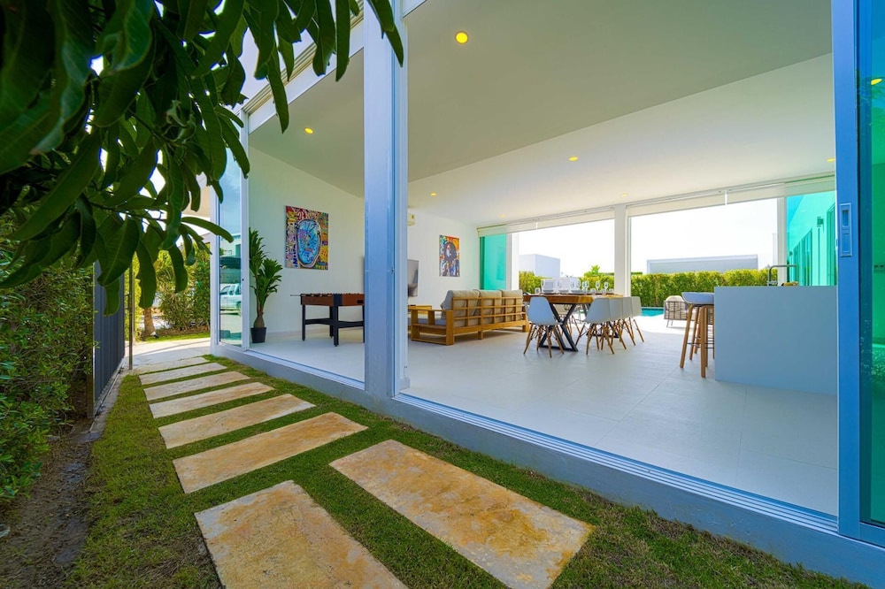Modern 4 Bed Private Pool Villa KH B6 — 4-Star Luxury Hotel in Hua Hin, Thailand