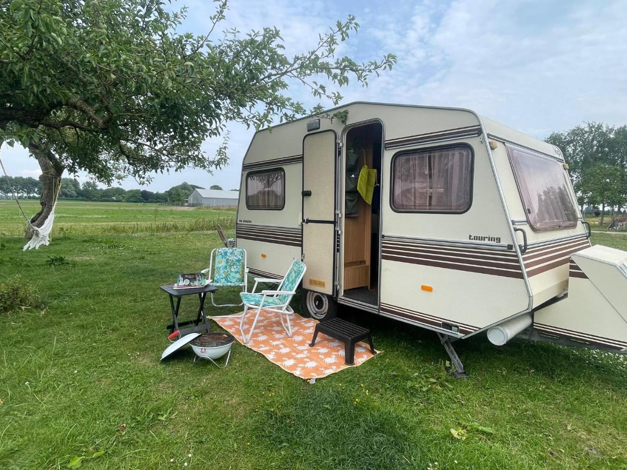 Vintage caravan in old orchard at farm Huize Blokland — hotel in Hem