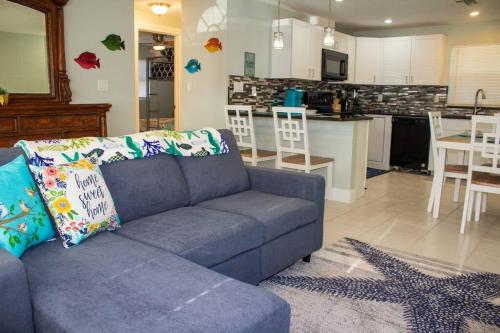 697 Near Beach Fenced Doggie Area Cozy Beach Home Large Driveway — 4-Star Luxury Hotel in Naples, United States