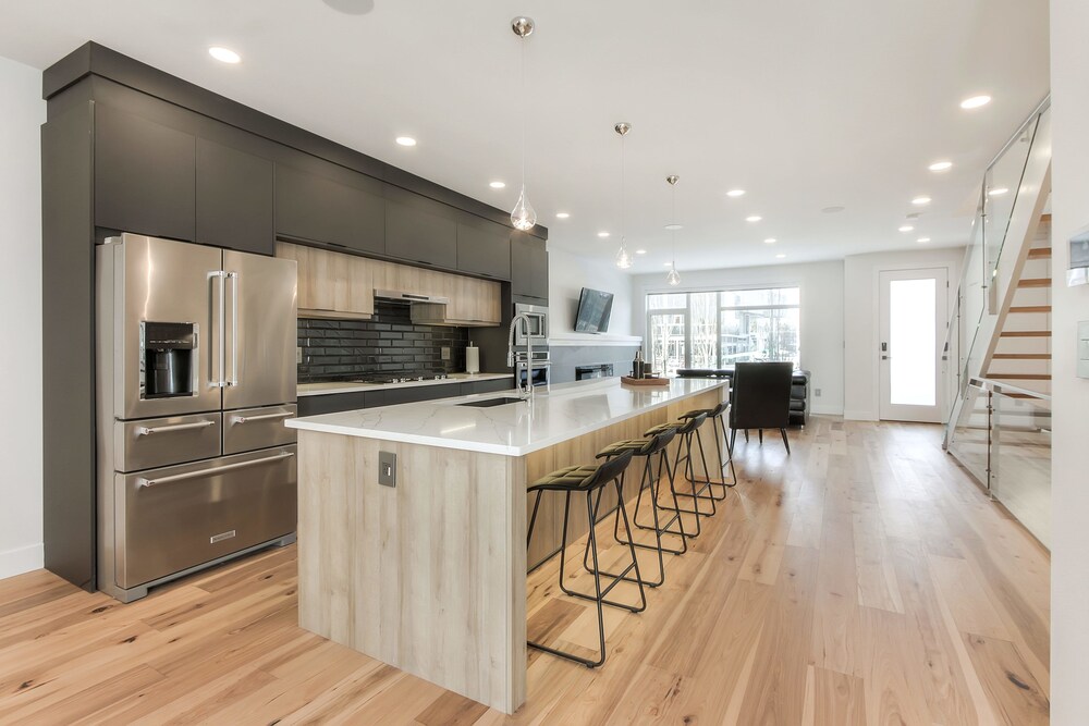 New Luxury Townhome 29 — 4-Star Luxury Hotel in Edmonton, Canada