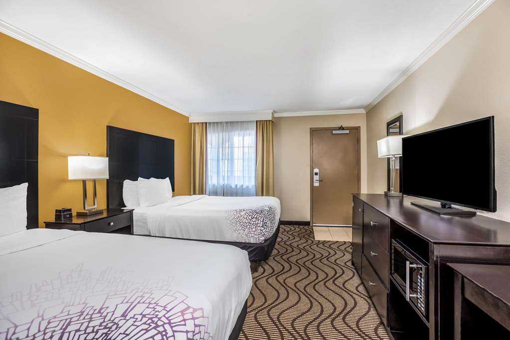La Quinta Inn & Suites by Wyndham Carlsbad Legoland Area - photo 16
