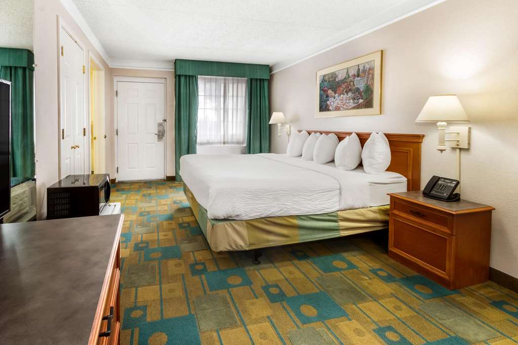 La Quinta Inn by Wyndham Albuquerque Northeast - photo 9