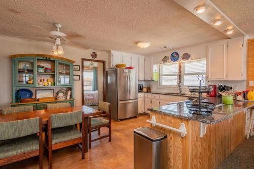 Beach Barracks by Oak Island Accommodations - photo 3
