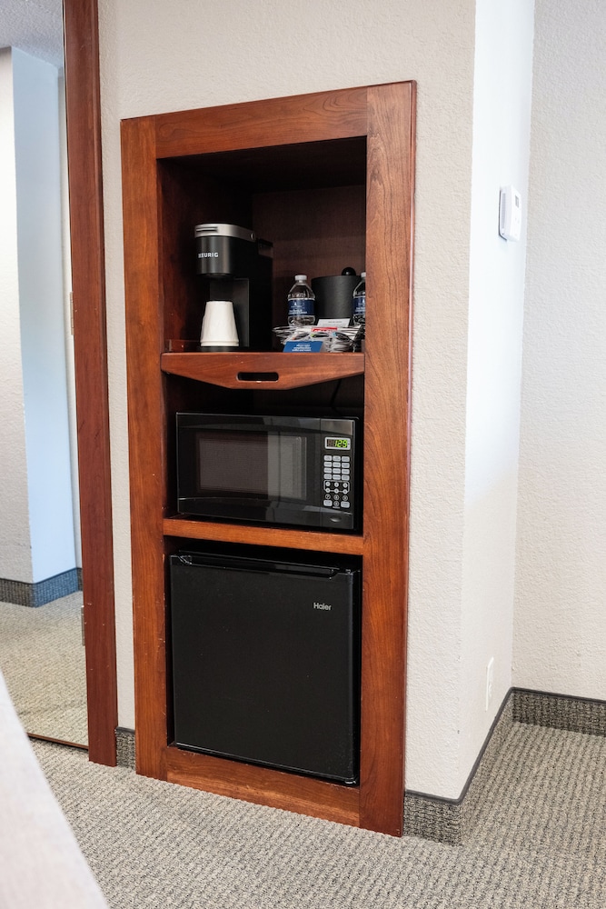 Hillsdale College Dow Hotel and Conference Center - photo 15
