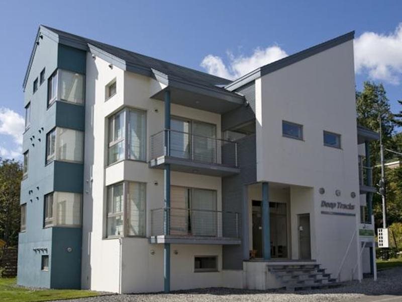 Deep Tracks in Unknown City, Japan