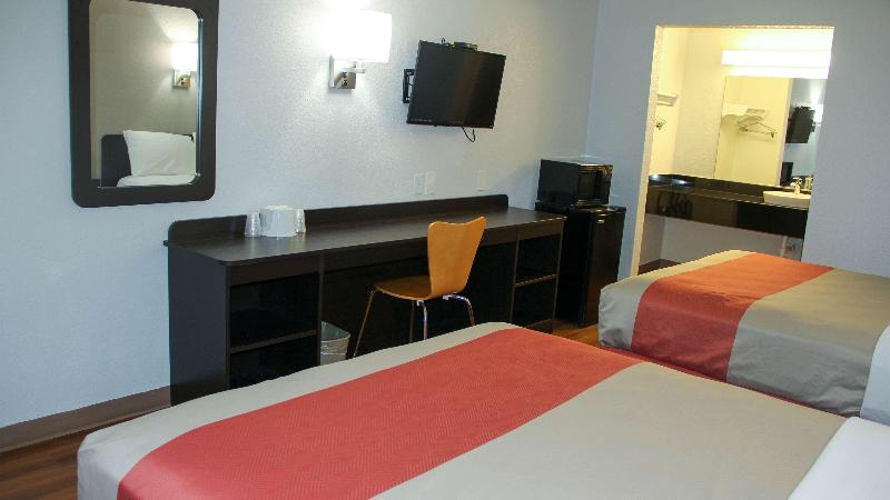 Motel6 Fayetteville AR - photo 32
