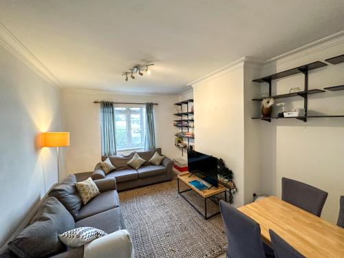 2 Bed Flat short walk from Brent Cross Station — 4-Star Luxury Hotel in Hendon, United Kingdom