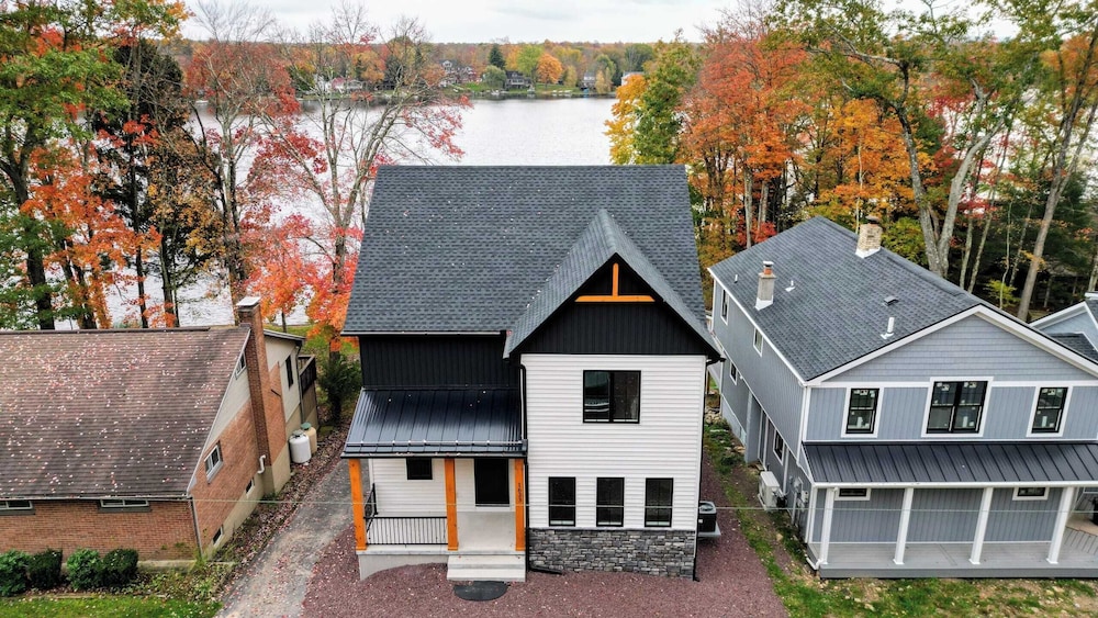 Lakeside Serenity by Avantstay Lakefront Newly Built Deck w Views — hotel in White Haven