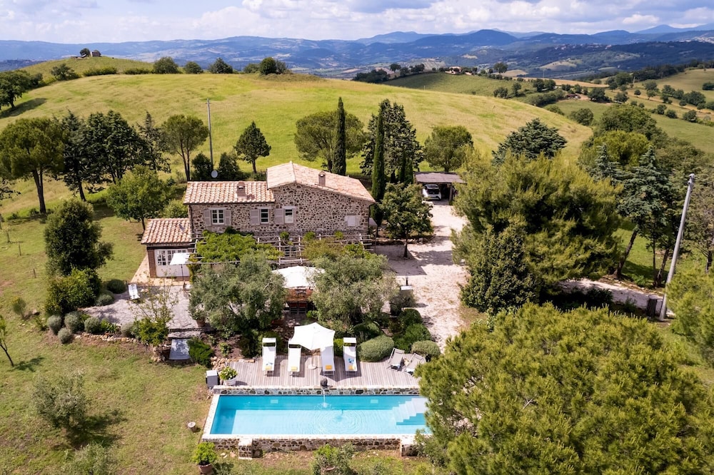 Podere San Giorgio 6 Emma Villas — 4-Star Luxury Hotel in Manciano, Italy