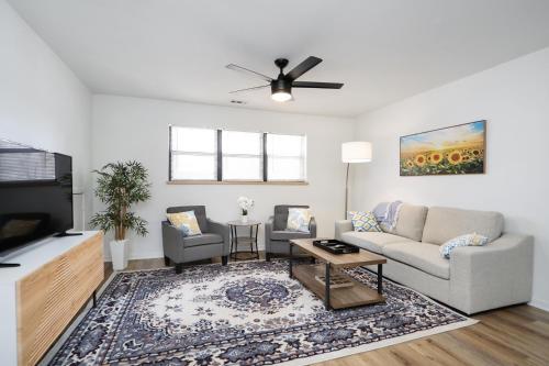 Walk to K State Cozy Manhattan Retreat — 4-Star Luxury Hotel in Manhattan, United States